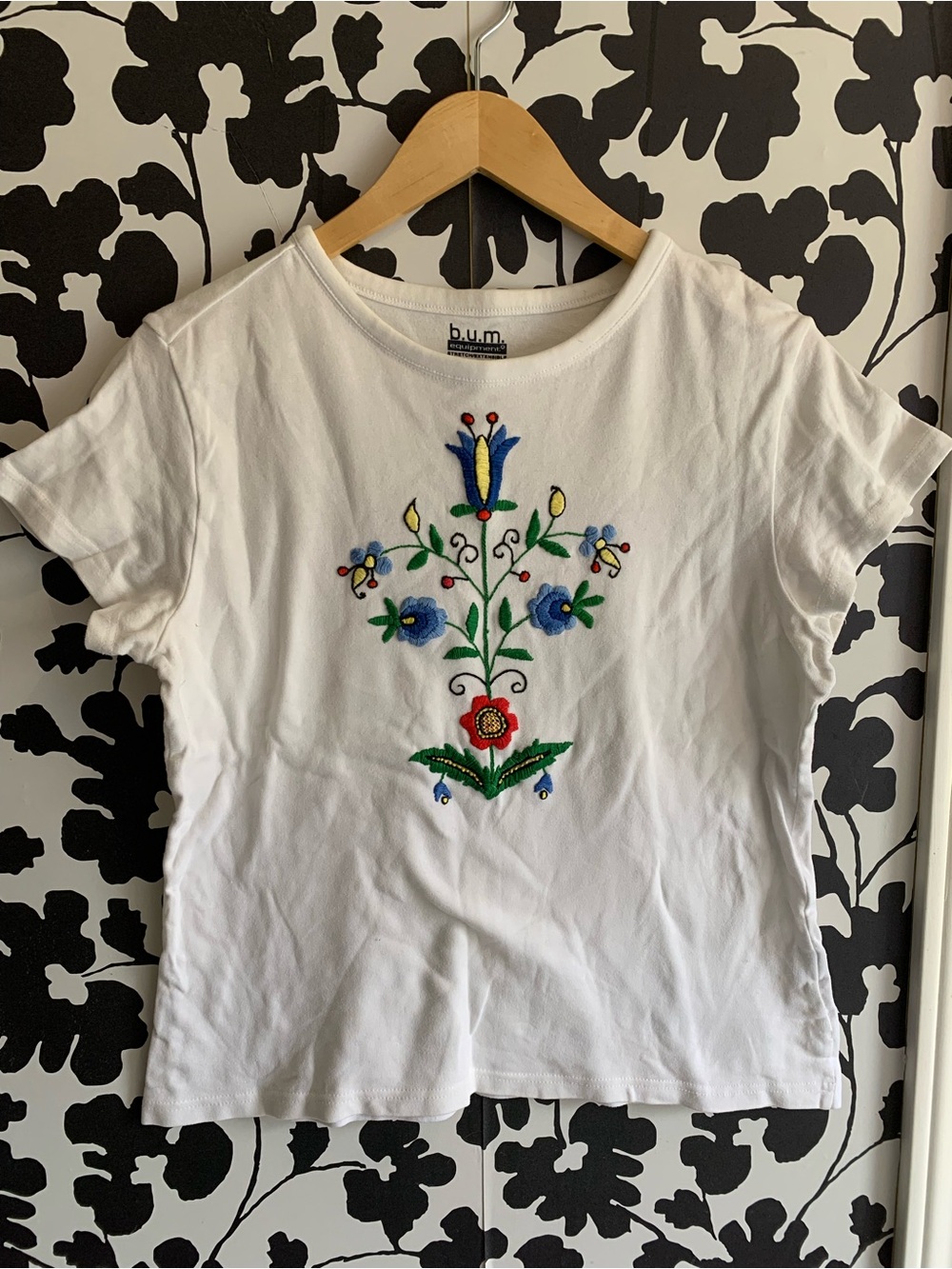 b.u.m. Equipment boho Y2K Womens White Short Sleeve Tee with Floral Embroidery